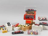 de nombreux types de voitures-jouets dans une vitrine