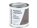 le pot de peinture est posé sur une surface blanche