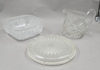 trois verres posés sur une table, à côté d'un bol et d'une assiette