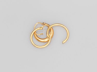 une paire de boucles d'oreilles en or