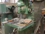 une machine posée sur une table dans une pièce