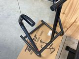 un carton sur lequel est représenté un vélo et un carton sur lequel est représenté un vélo
