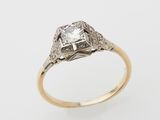 une bague en diamant de taille ancienne, ornée d'un diamant de taille ancienne au centre