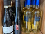 de nombreuses bouteilles de vin sur les étagères du magasin