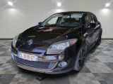 la photo d'une voiture noire garée dans un garage