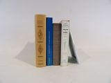 trois livres empilés les uns sur les autres