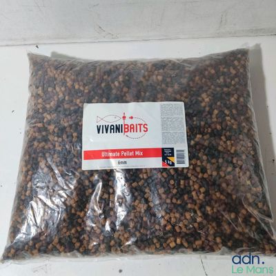 un sachet de cacahuètes posé sur une table à côté d'un autre sachet de cacahuètes