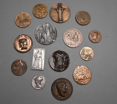 a lot of coins that are on the table