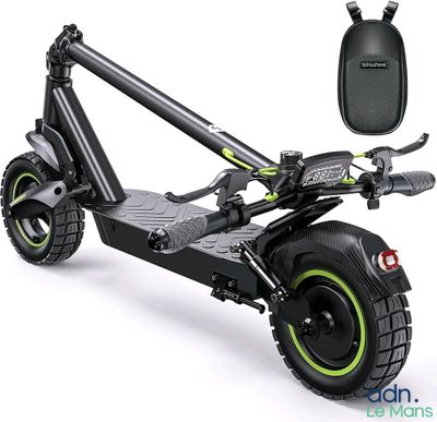 un gros plan d'un scooter sur fond blanc, avec un étui