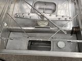 une cuisinière en argent avec une casserole en métal à l'intérieur