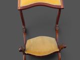 une image représentant une chaise avec une assise jaune sur fond gris