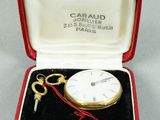 une petite boîte rouge contenant une clé et une horloge