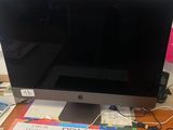 un ordinateur de bureau Apple posé sur un bureau, à côté d'un clavier