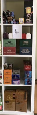 une bibliothèque blanche remplie d'une multitude de produits alimentaires et de boissons