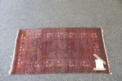 un vieux tapis avec une étiquette, posé par terre