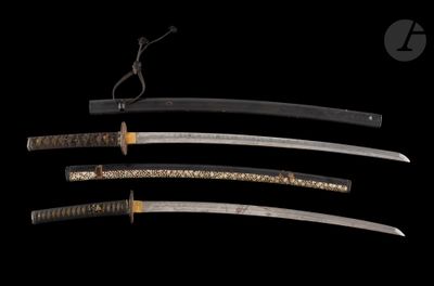 trois sabres de samouraï sont exposés sur un fond noir