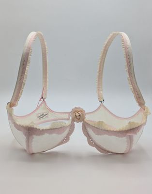une paire de soutiens-gorge sexy blancs et roses sur fond blanc