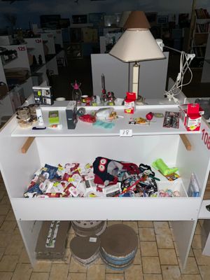 une table blanche sur laquelle sont posés tout un tas de jouets