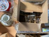 de nombreuses boîtes de thé et de café sur la table
