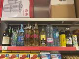 de nombreuses bouteilles et canettes d'alcool sur les étagères