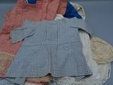 une pile de vêtements posée sur une table