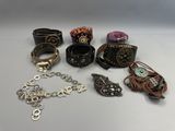 de nombreux bracelets de toutes sortes posés sur la table