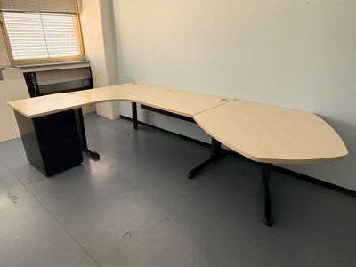 un bureau d'angle dans une pièce vide dotée d'une fenêtre