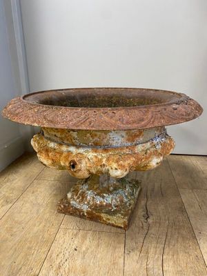un grand saladier posé sur une table en bois