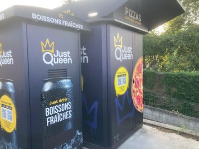 deux poubelles placées l'une à côté de l'autre