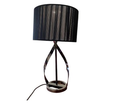 la lampe est équipée d'un abat-jour noir et d'un abat-jour noir