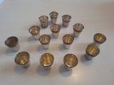 beaucoup de tasses en argent sur la table