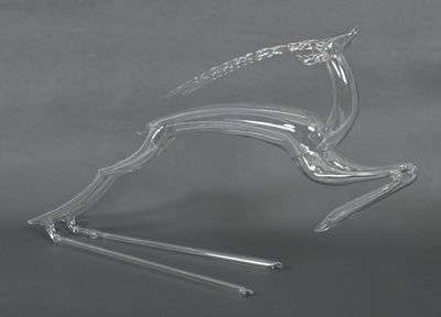 sculpture en acrylique transparent représentant un cheval sur fond gris