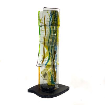 un vase en verre orné d'un motif jaune et vert