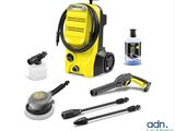 un gros plan sur un nettoyeur haute pression jaune et d'autres produits d'entretien sur fond blanc