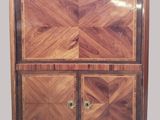 une armoire ancienne en bois avec un plateau en marbre et des tiroirs