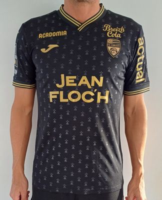 Cet homme pose pour une photo dans son maillot de foot