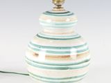 une lampe rayée de blanc et de bleu, avec un cordon vert