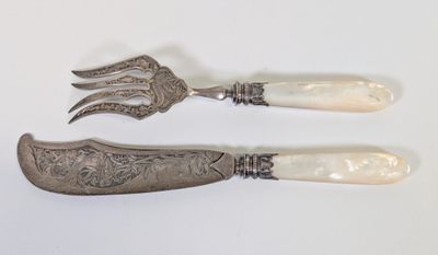 deux fourchettes et un couteau sur une surface blanche