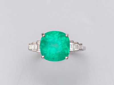 une bague en émeraude et diamant