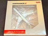 une maquette d'avion posée dans une boîte sur une table