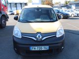 une voiture jaune et noire garée sur un parking
