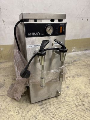 une petite machine posée sur le sol