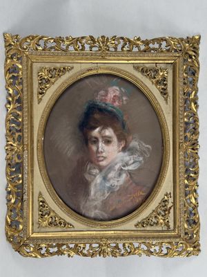 portrait d'une femme dans un cadre doré, avec une fleur rose dans les cheveux