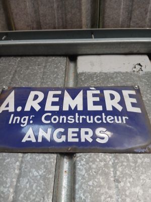 a sign on the floor of a building that says a reemere inc constructeur angers