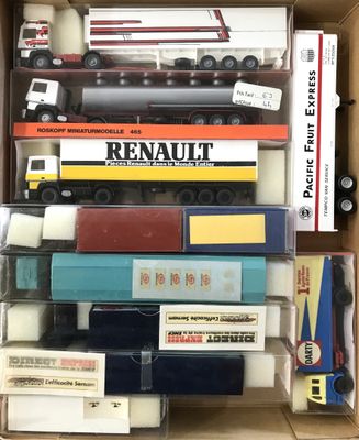 une boîte remplie de camions miniatures de toutes sortes