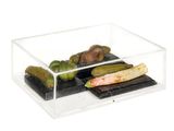 une vitrine transparente contenant des cornichons et des cornichons