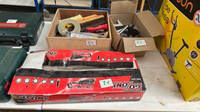 de nombreuses caisses d'outils posées sur une table dans un magasin