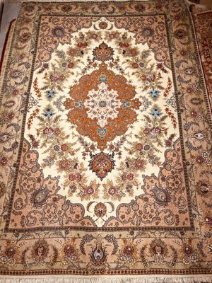 Tapis Iran tabriz laine et soie fond blanc et vieux rose 250…
