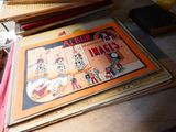 une pile de livres posée sur une table à côté d'un ordinateur