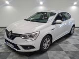 la voiture blanche est garée sur un sol en damier dans le garage